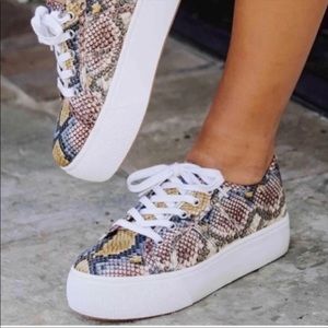 Steve Madden Size 9 Emmi snake embossed platform sneakers